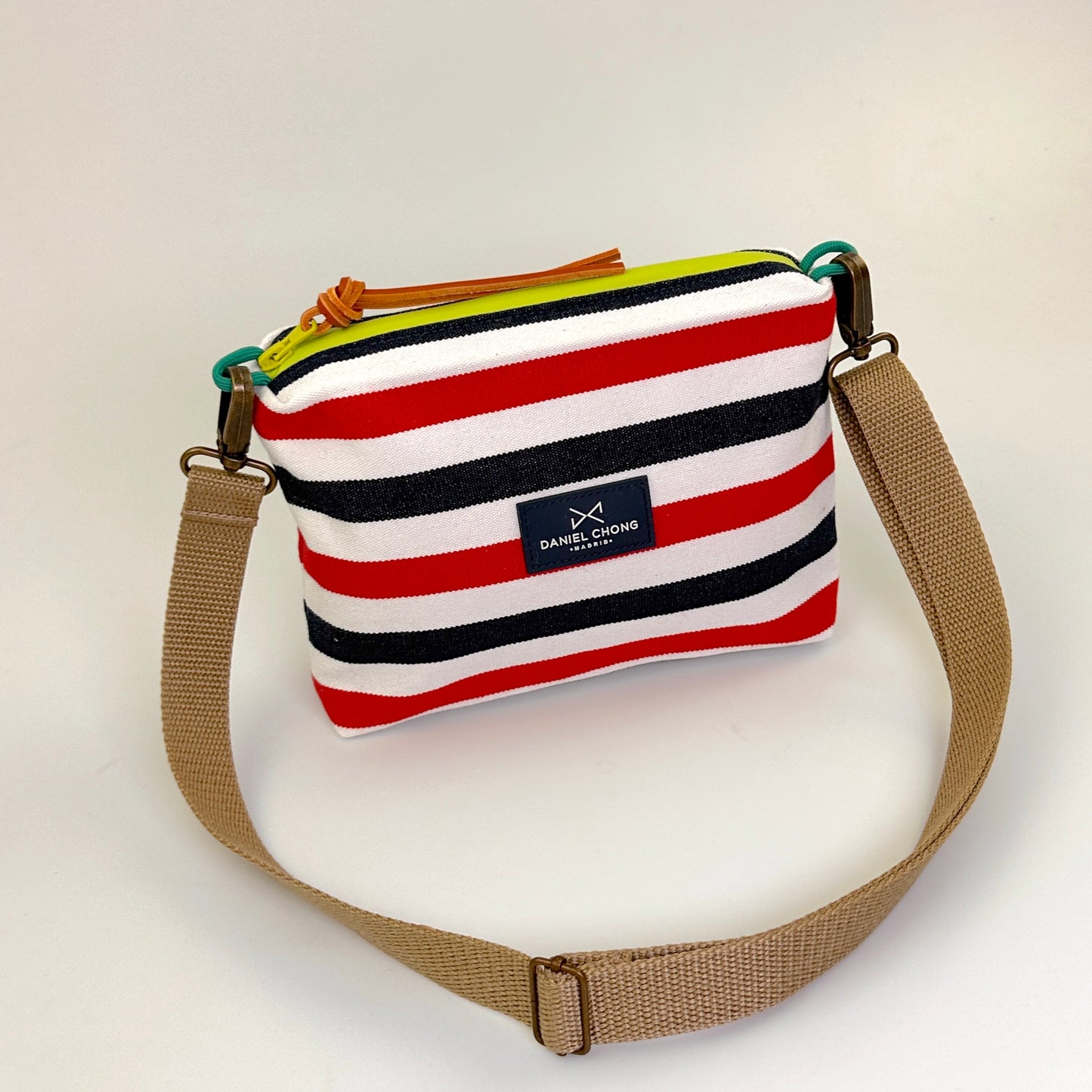 BANDOLERA MINI LONA RÚSTICA RAYAS ROJAS Y AZULES, ZIP VERDE FLÚOR