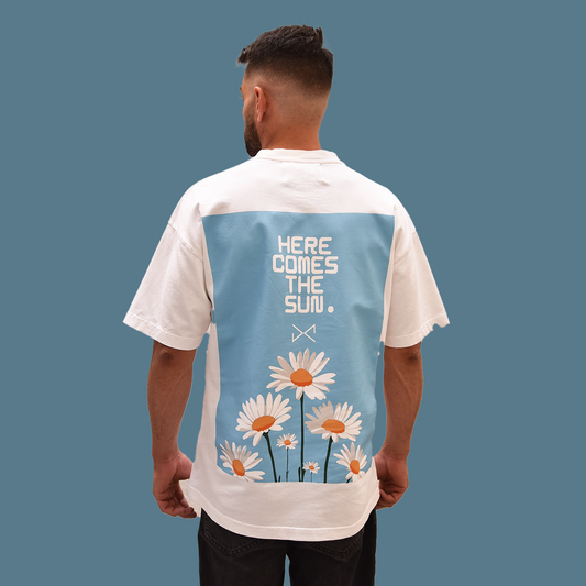 Polera blanca Here Comes the Sun.  Oversize